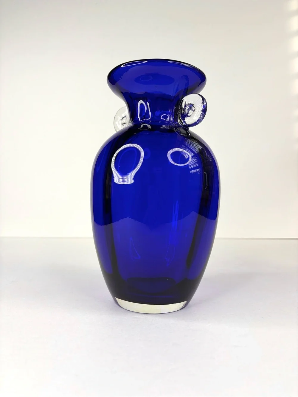Vintage Cobalt Blue Art Glass Blenko Vase Clear Scroll Handles - Picture 4 of 10